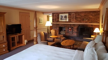 Suite, 1 Queen Bed, Non Smoking, Jetted Tub (Main Level)