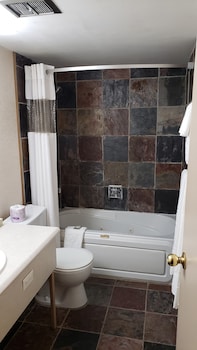 Suite, 1 Queen Bed, Non Smoking, Jetted Tub (Main Level)