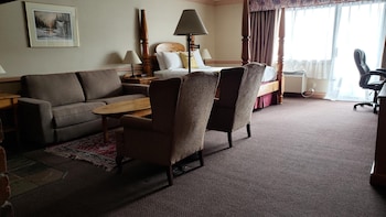 Suite, 1 Queen Bed, Non Smoking, Jetted Tub (Main Level)