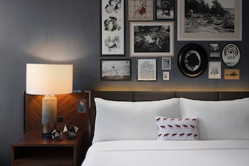 Club Room, 1 King Bed with Sofa bed (Mobility/Hearing Access, Roll-In Shwr)
