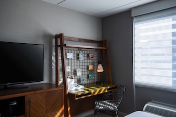Club Room, 1 King Bed with Sofa bed (Mobility/Hearing Access, Roll-In Shwr)