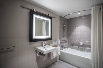 Club Room, 1 King Bed with Sofa bed (Mobility Accessible, Tub)