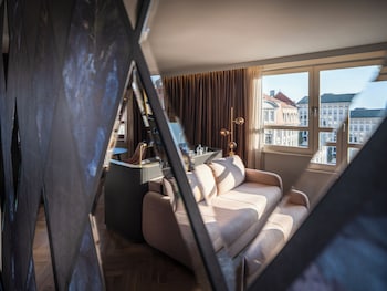 Suite, 1 King Bed (Maestro)