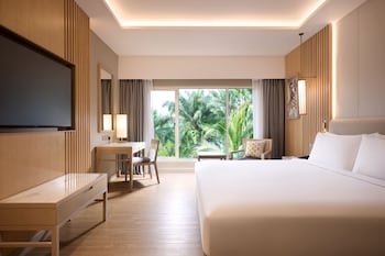 Room, 1 King Bed, Golf View (Guest)