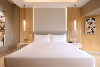Room, 1 King Bed, Golf View (Guest)