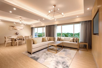 Deluxe Suite, 1 King Bed, Golf View