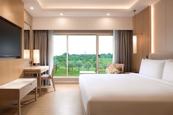 Deluxe Suite, 1 King Bed, Golf View