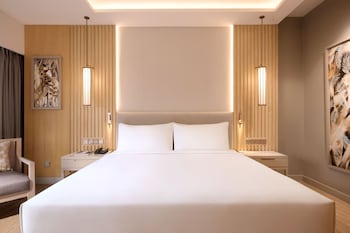 Room, 1 King Bed, Golf View (Guest)