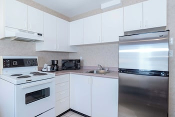 Studio Suite, 1 Queen Bed, Kitchen