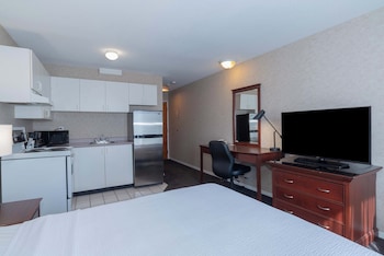 Studio Suite, 1 Queen Bed, Kitchen