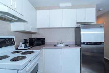 Studio Suite, 1 Queen Bed, Kitchen