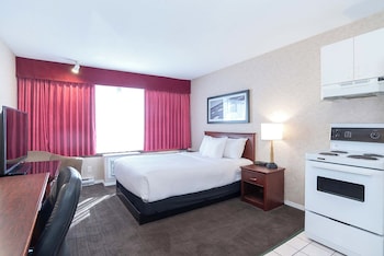 Studio Suite, 1 Queen Bed, Kitchen