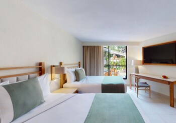 Deluxe Room, Pool View