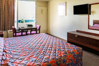 Economy Room, 1 King Bed - Non Smoking