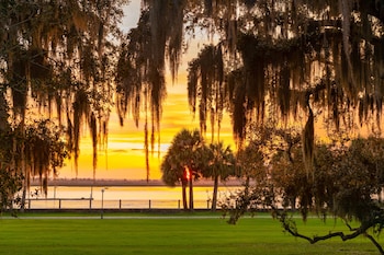Clubhouse River View Queen