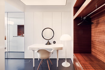 Suite 100, elegant, inspired by Rolling Stones, Butler, Spa Access (12 years+)