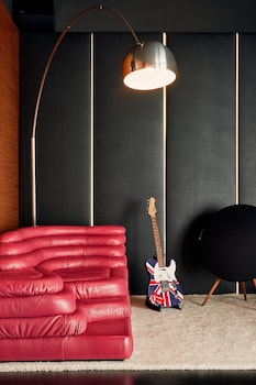 Suite 100, elegant, inspired by Rolling Stones, Butler, Spa Access (12 years+)