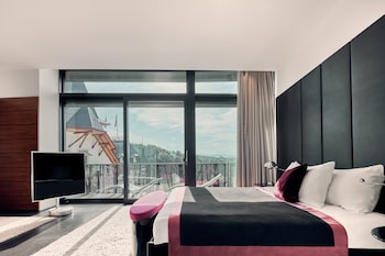 Suite 100, elegant, inspired by Rolling Stones, Butler, Spa Access (12 years+)
