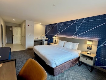 1 Queen Bed, Accessible