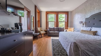 Standard Room, 1 King Bed, Non Smoking (Larger Room)