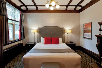 Suite, 1 King Bed, Non Smoking (Separate Living Room;with Sofabed)