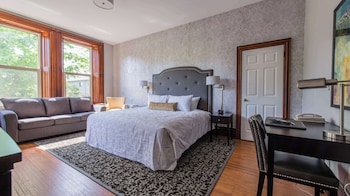 Standard Room, 1 King Bed, Non Smoking (Larger Room)