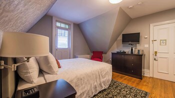Standard Room, 1 Queen Bed, Balcony, Courtyard Area