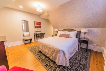 Standard Room, 1 Queen Bed, Balcony, Courtyard Area