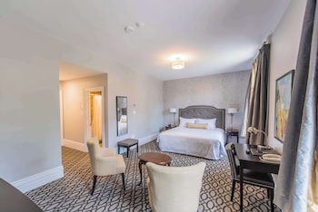 Standard Room, 1 King Bed, Non Smoking (Larger Room)