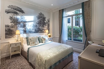 Superior Queen room, city or courtyard view