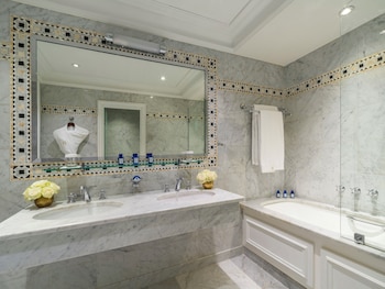 Deluxe room, city or courtyard view