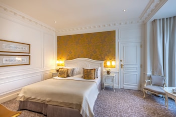 Superior King room, city or courtyard view