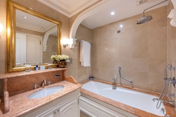 Superior King room, city or courtyard view