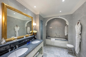 Suite, city or courtyard view