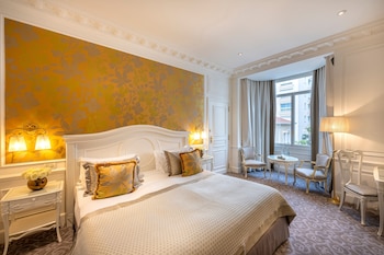 Superior King room, city or courtyard view