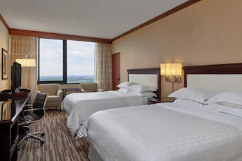 Club Room, 2 Queen Beds, City View