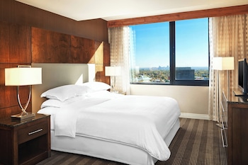 Club Room, 2 Queen Beds, City View