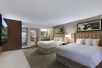 Executive Suite, 2 Queen Beds, Non Smoking (645 SQ FT)