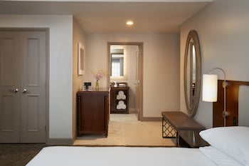 Deluxe Room, 1 King Bed with Sofa bed