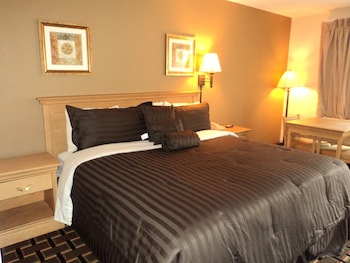 Suite, 1 King Bed, Smoking (Business)
