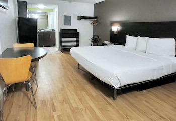 Standard Room, 1 King Bed, Accessible, Non Smoking