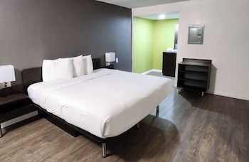 Standard Room, 1 King Bed, Accessible, Non Smoking