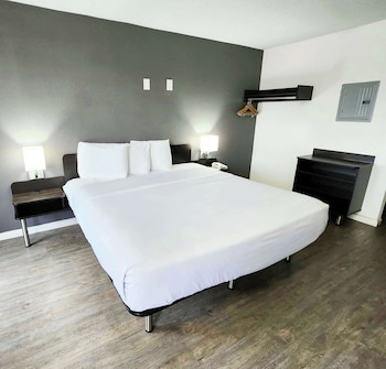 Standard Room, 1 King Bed, Non Smoking, Refrigerator & Microwave