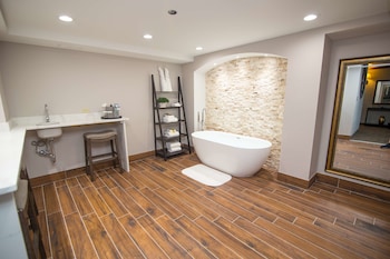 Suite, 1 King Bed, Non Smoking (Living Room)