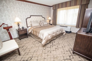 Suite, 1 King Bed, Non Smoking (Living Room)