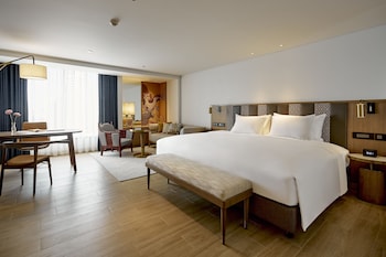 Junior Suite with California King Bed