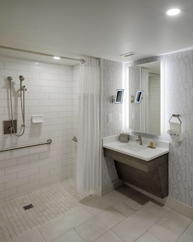 Deluxe Room, Accessible (Mobility & Hearing, Roll-in Shower)
