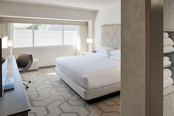 Room, 1 King Bed, Accessible (Mobility & Hearing, Roll-in Shower)