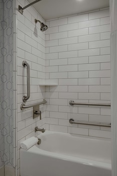 Room, 2 Queen Beds, Accessible, Bathtub (Mobility)