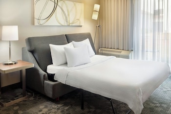 Suite, 1 King Bed with Sofa bed (Mobility/Hearing Accessible, Tub)